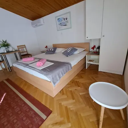 Olga 2 * Makarska